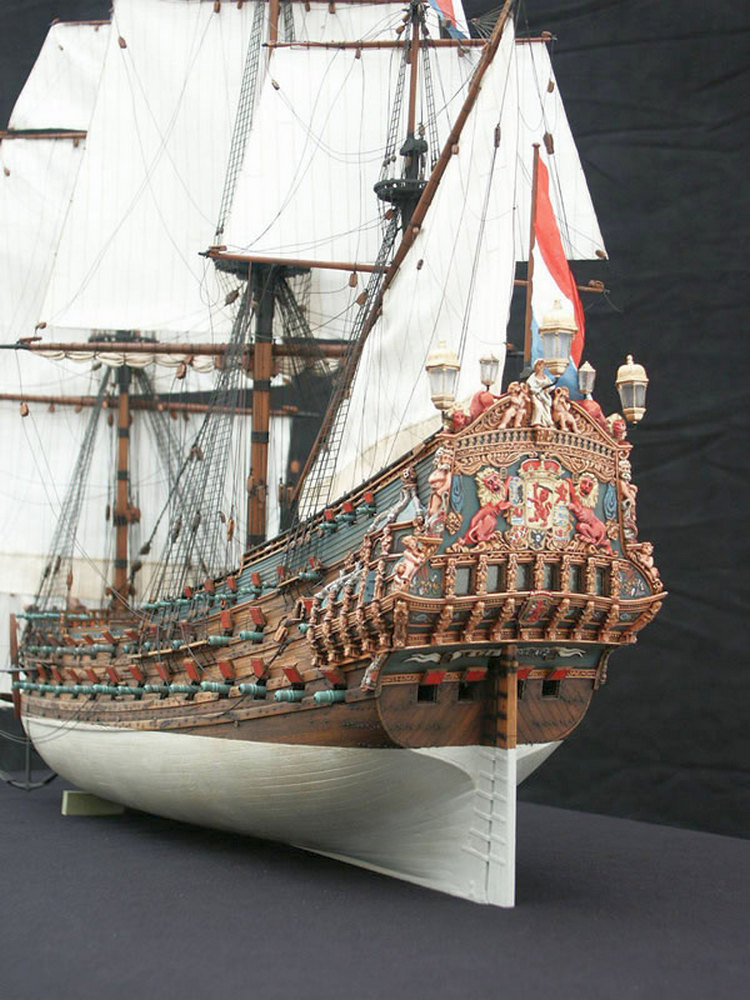 A holland zászlóshajó, a De Zeven Provincien modellje.