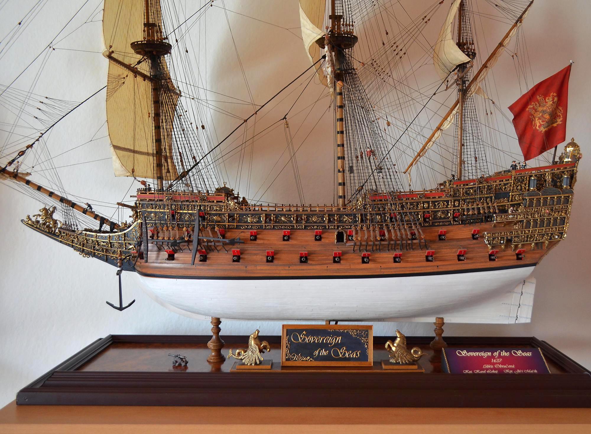 A Sovereign of the Seas modellje. Az 1637-ben épített hajó 1697-ig állt szolgálatban, 1660-ban keresztelték át a Royal Sovereign névre. A 102 ágyús hajó sokáig a világ legnagyobb és legerősebb hadihajója volt, a hollandok az Aranyozott Ördög (Den Gulden Duvel) néven emlegették. Megépítésére ráment Anglia teljes éves adóbevételének a harmada.