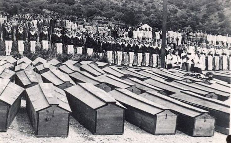 A Mers el Kebir-nél elesett francia tengerészek temetése.