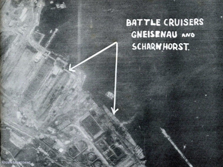 A légifelvételen a dokkban álló Scharnhorst, és a partfal mellé kikötött Gneisenau.