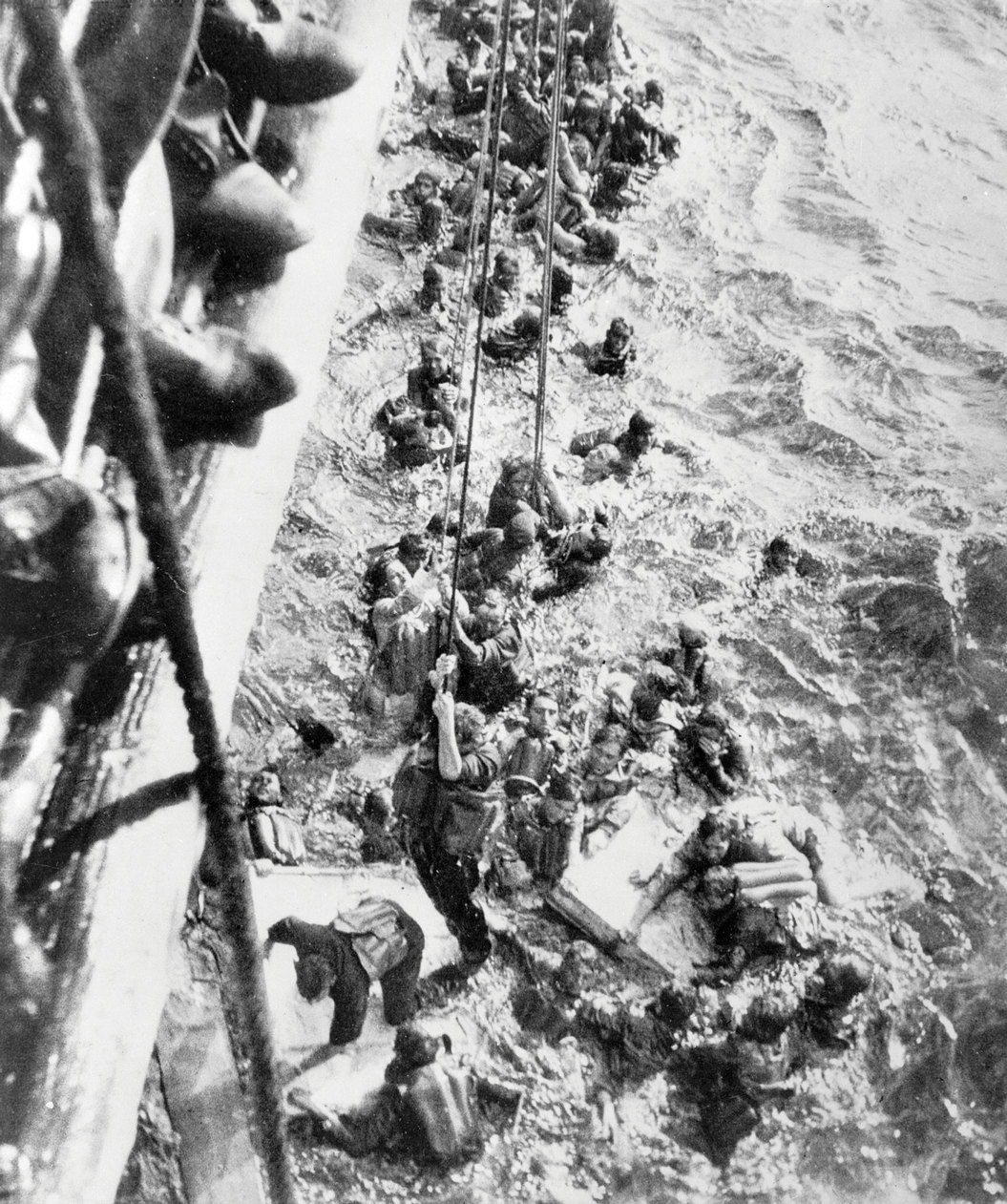 A Bismarck túlélőinek egy csoportja a Dorsetshire mellett. Percekkel később félbeszakították a mentést, így többségük már nem jutott fel a hajóra.