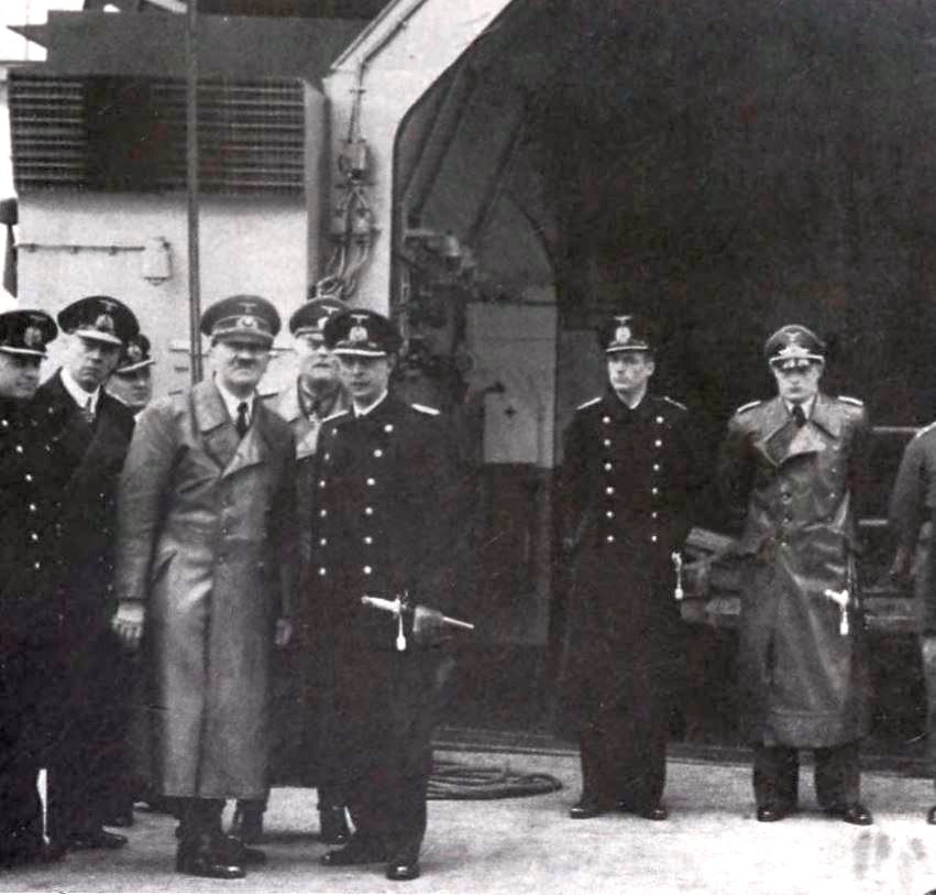 Lütjens, Hitler, és Lindemann az egyik hangár előtt.