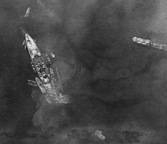 A tarantói támadás másnapján készült légifelvétel a sérült csatahajóról.