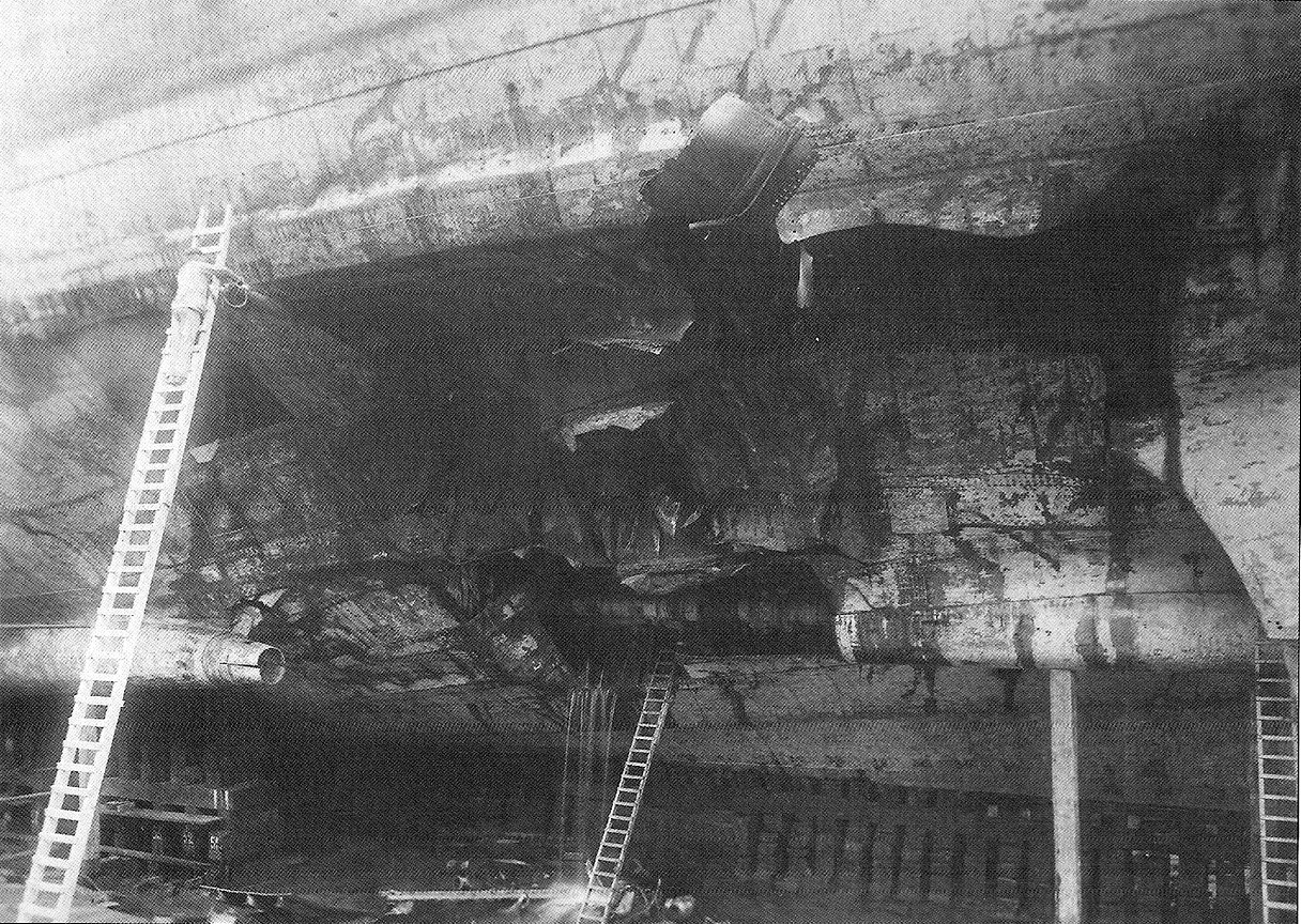 A torpedótalálat okozta sérülések a szárazdokkban álló Vittorio Venetón.