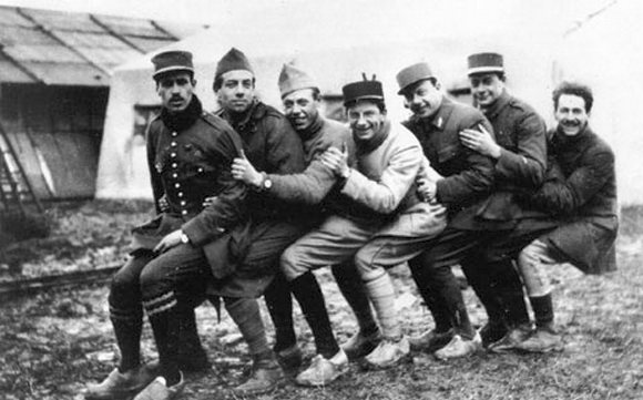 Szerelők és pilóták Frétoy repülőterén 1917-ben. Gerbault balról a második.