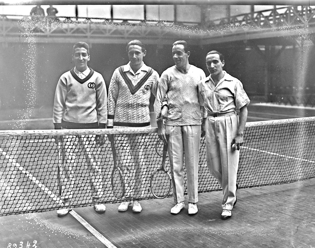 Gerbault – balról a harmadik – és teniszpartnerei 1924-ben.