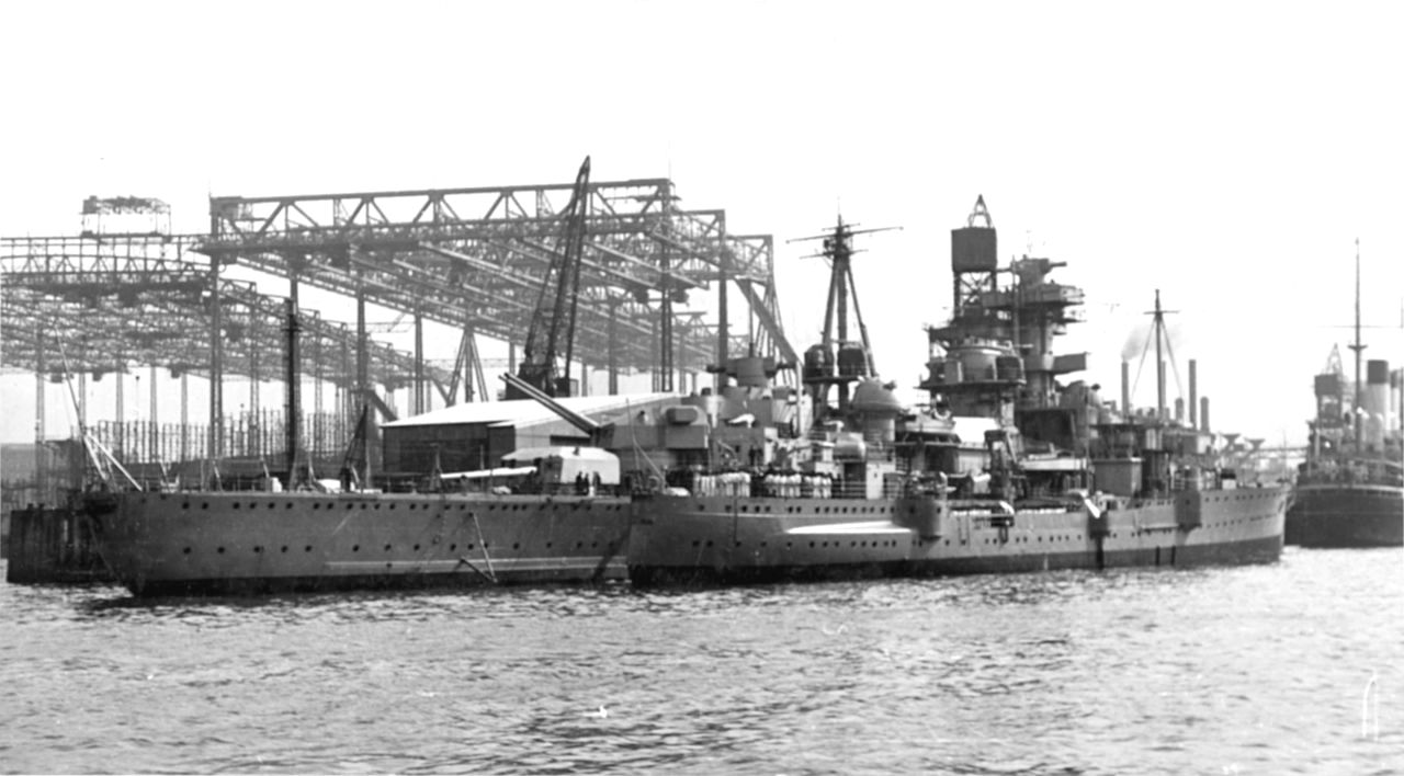 A felszerelés alatt álló Admiral Hipper nehézcirkáló a hamburgi hajógyárban.