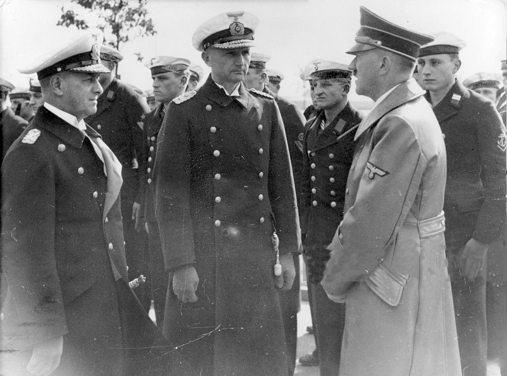 Raeder, és későbbi utódja, Karl Dönitz tengernagy Hitler társaságában.
