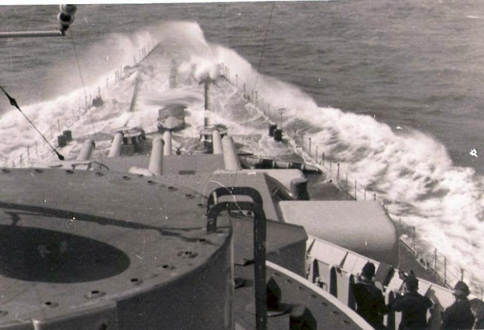A Scharnhorst orrfedélzetét rendszerint mérsékelt hullámzás mellett is elöntötte víz.