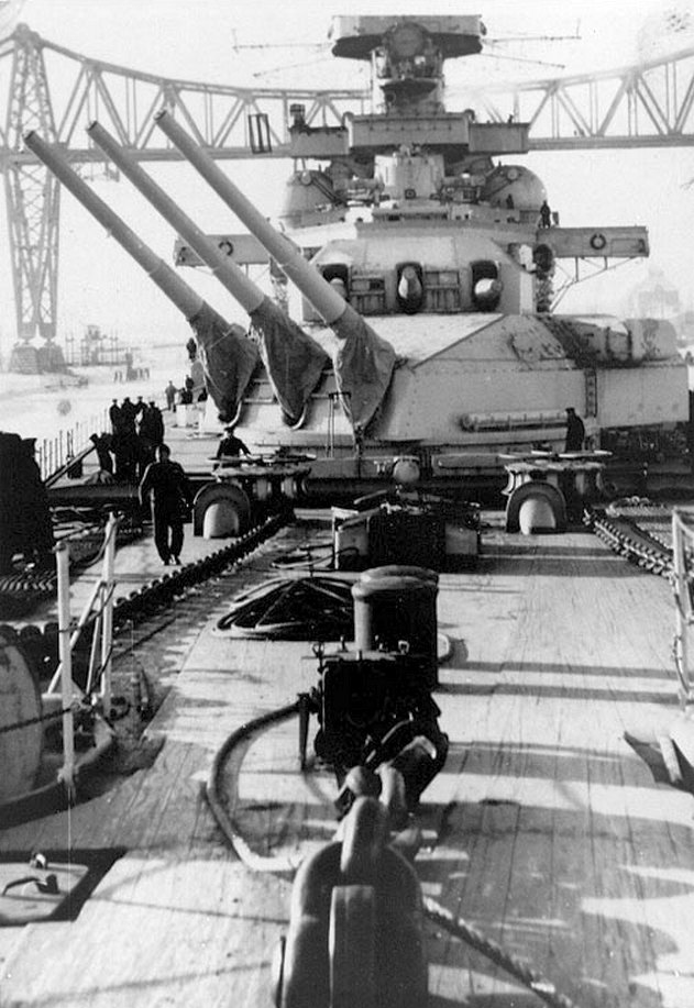 A Scharnhorst a kieli csatornán.