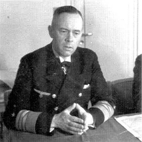 A láthatóan megviselt Lütjens egy értekezleten, nem sokkal a Bismarck indulása előtt.