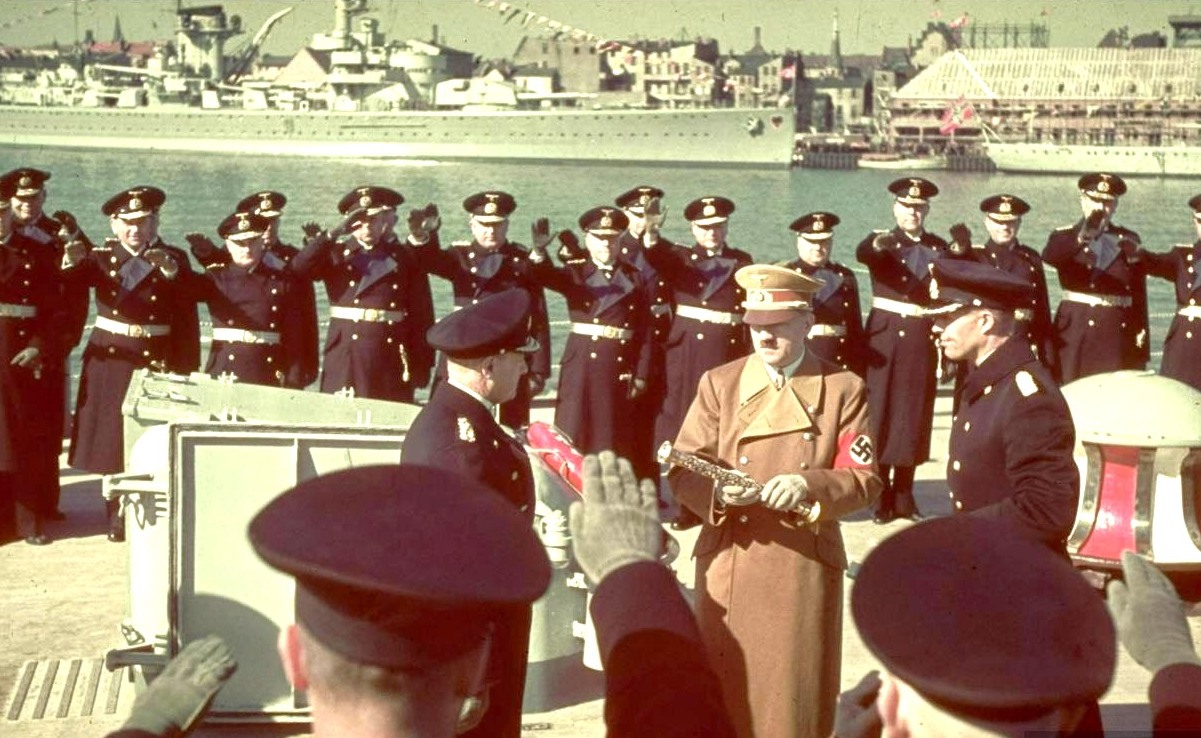 Hitler a Scharnhorst fedélzetén átadja a vezértengernaggyá kinevezett Raedernek a marsallbotot. A háttérben a Deutschland zsebcsatahajó.