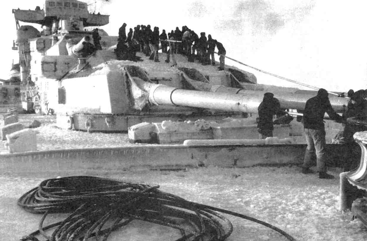 Az ágyúcsövek tisztítása a Scharnhorston.