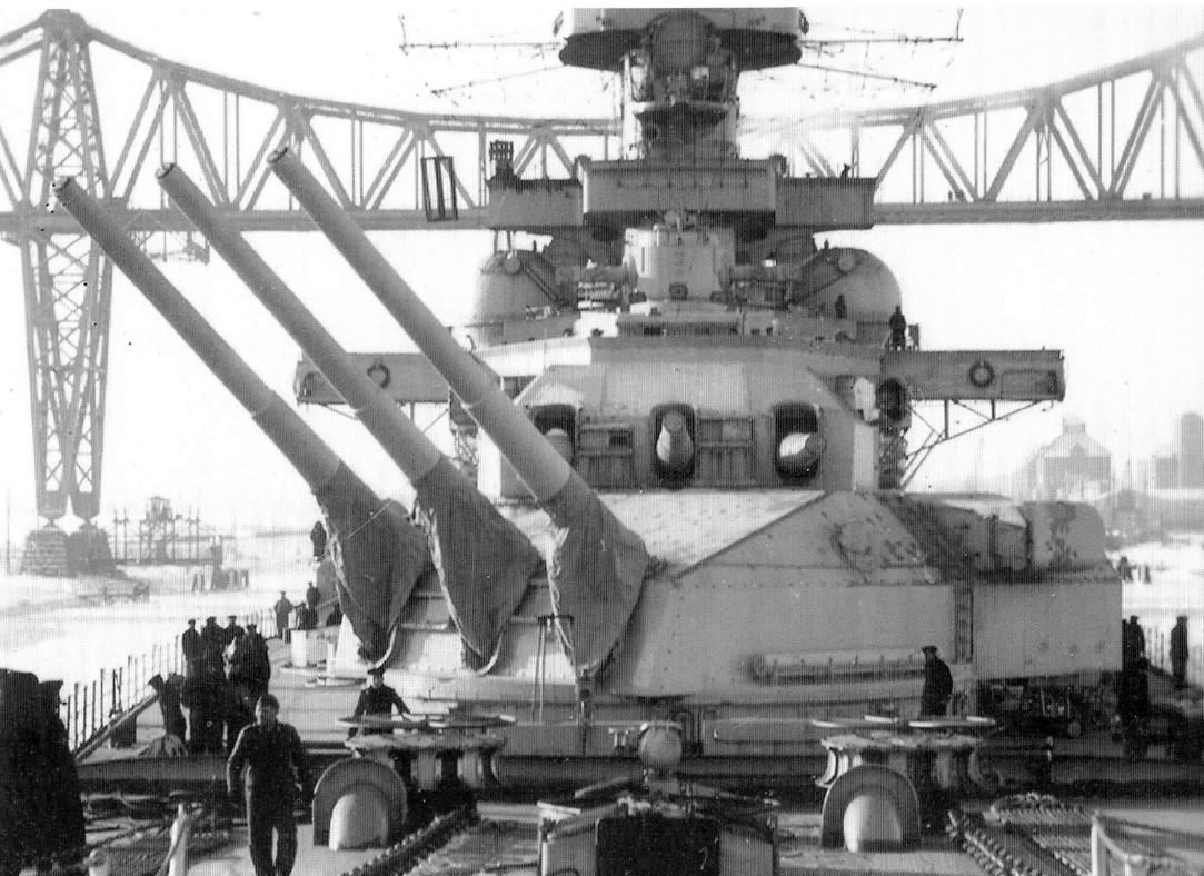 A Scharnhorst a kieli csatornán.