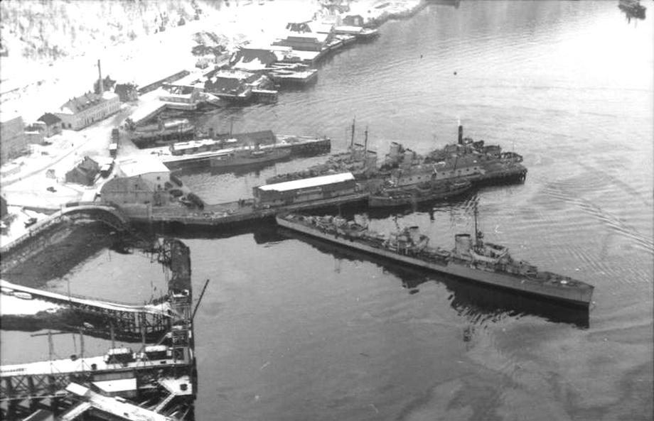 Német rombolók Narvik kikötőjében. Elöl a Diether von Roeder, mögötte a Wolfgang Zenker.