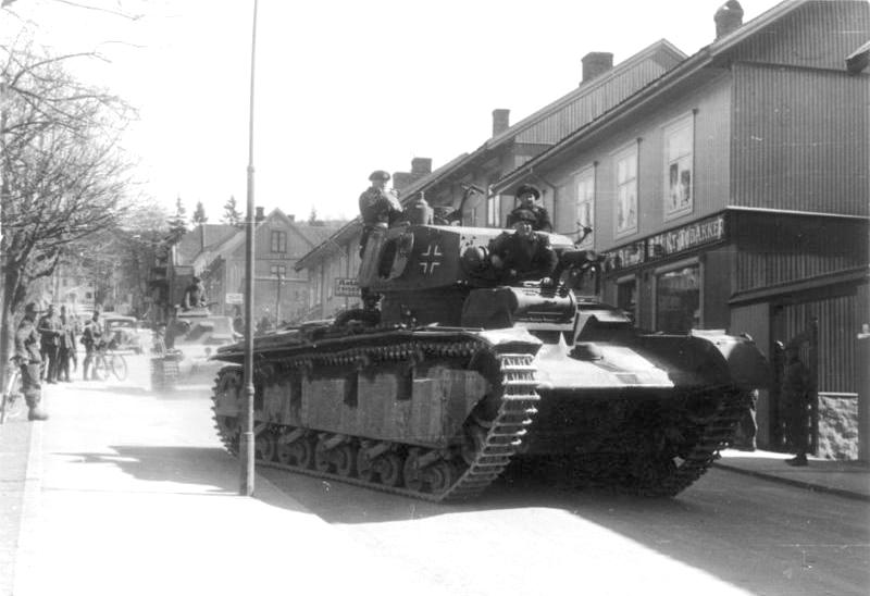 Német harckocsi egy norvég város utcáján.