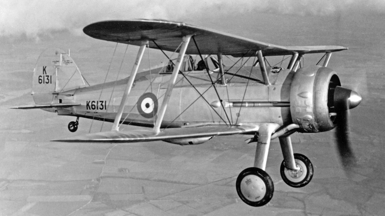 A láthatóan nem a korabeli csúcstechnológiát képviselő Gloster Gladiator vadászgép.