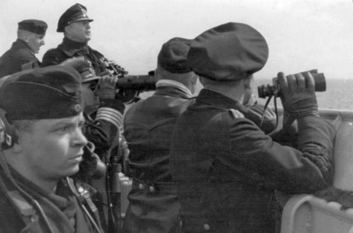 A Scharnhorst parancsnoki hídja, a csata közben. Hátul balról a második Kurt Caesar Hoffmann, a csatacirkáló parancsnoka.