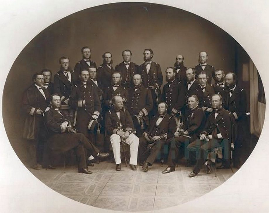 Az osztrák flotta főtisztjei 1866-ban, a lissai csata után. Tegetthoff az első sorban ül, fehér nadrágban.