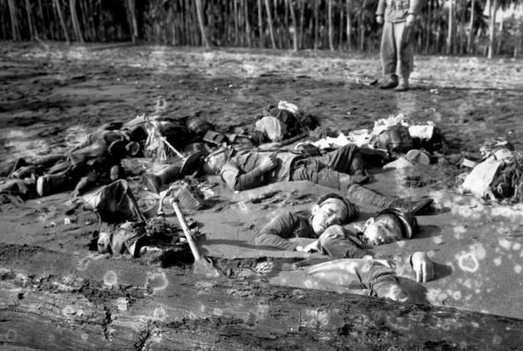 Japán katonák holttestei, az egyik banzai attack után.