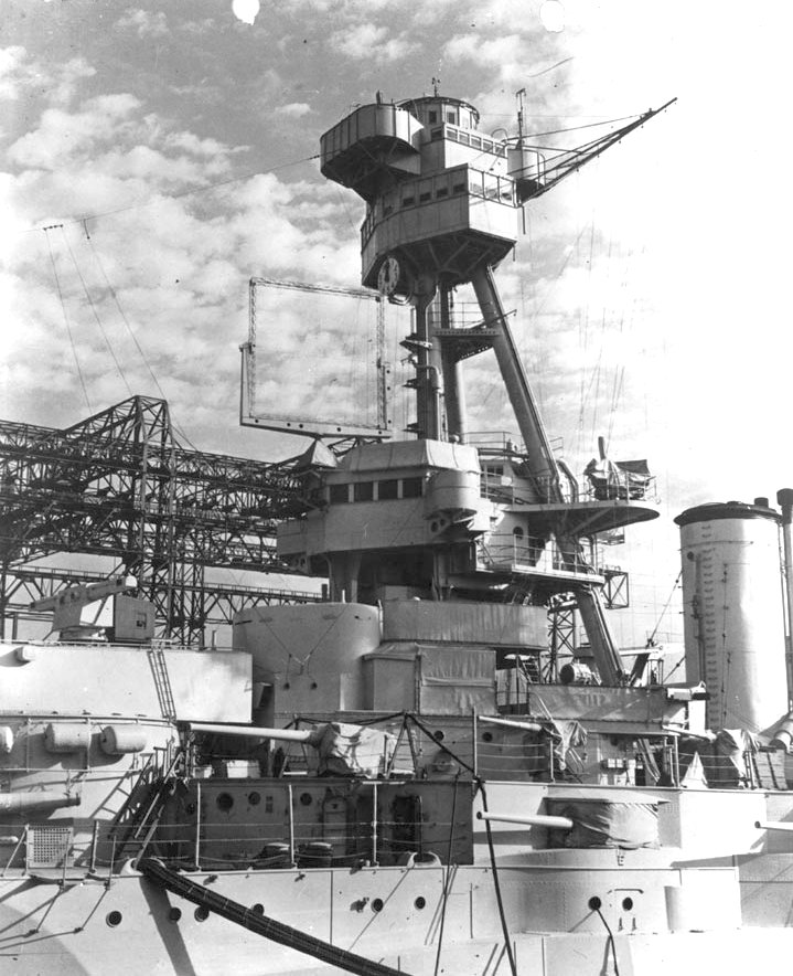 Egy kísérleti XAF légtérfigyelő radar antennája a New York csatahajón, 1939-ben.