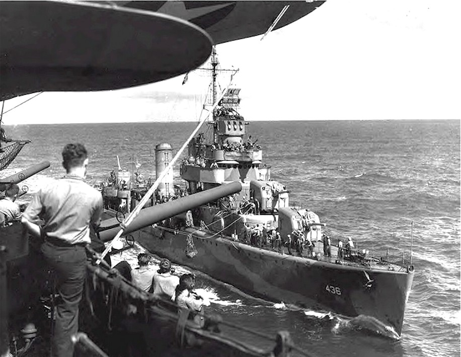 A Monssen a postát szállítja az Enterprise-ra, 1942 nyarán.