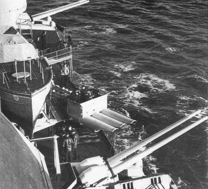 Az egyik háromcsövű, fedélzeti torpedóvető, és a 105 mm-es ágyúk.