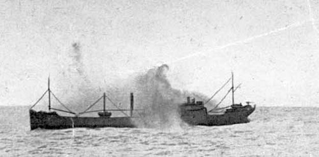 Egy másik, támadás alatt álló teherhajó, valószínűleg a Borgestad.