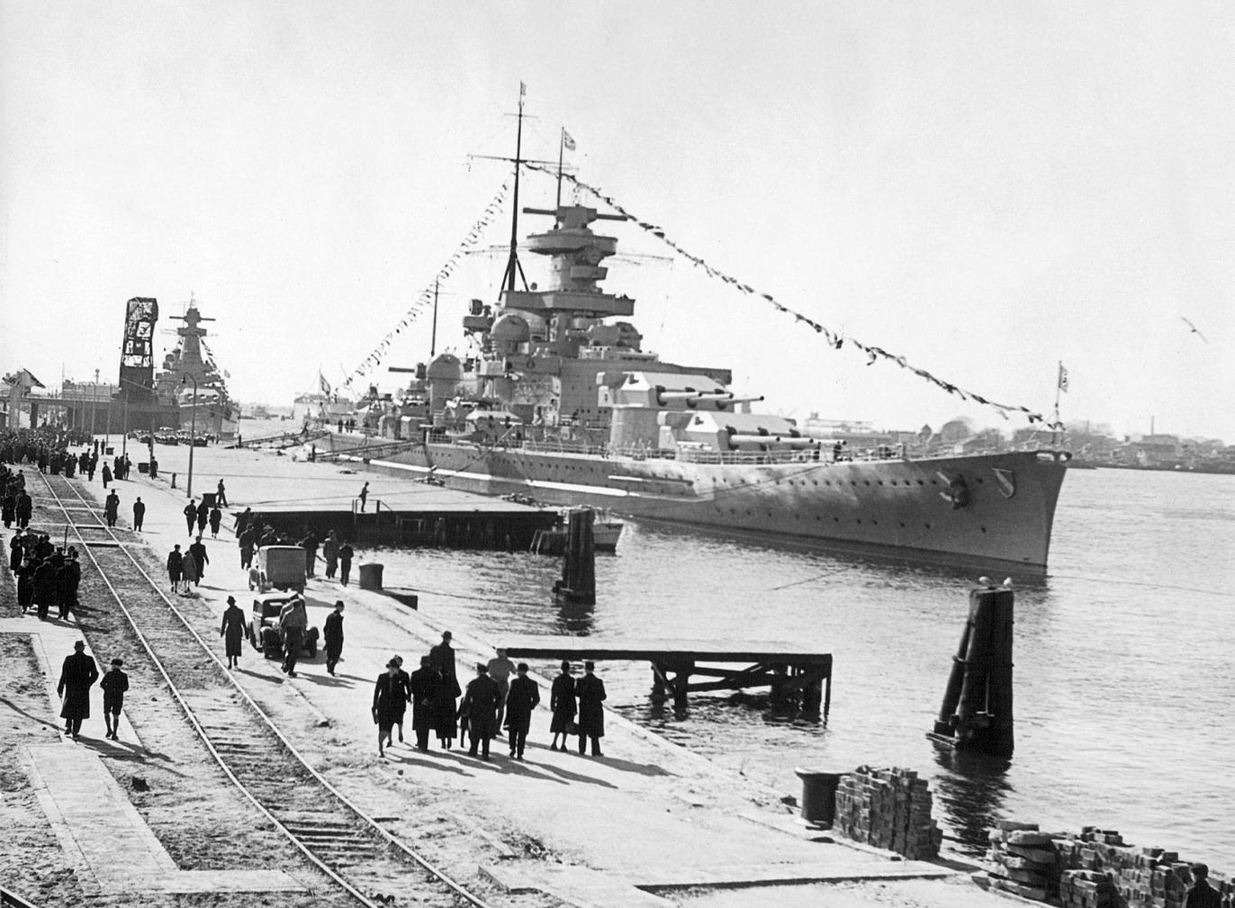 A másik két híres portyázó, a Scharnhorst és a Graf Spee Wilhelmshavenben, a háború előtt.