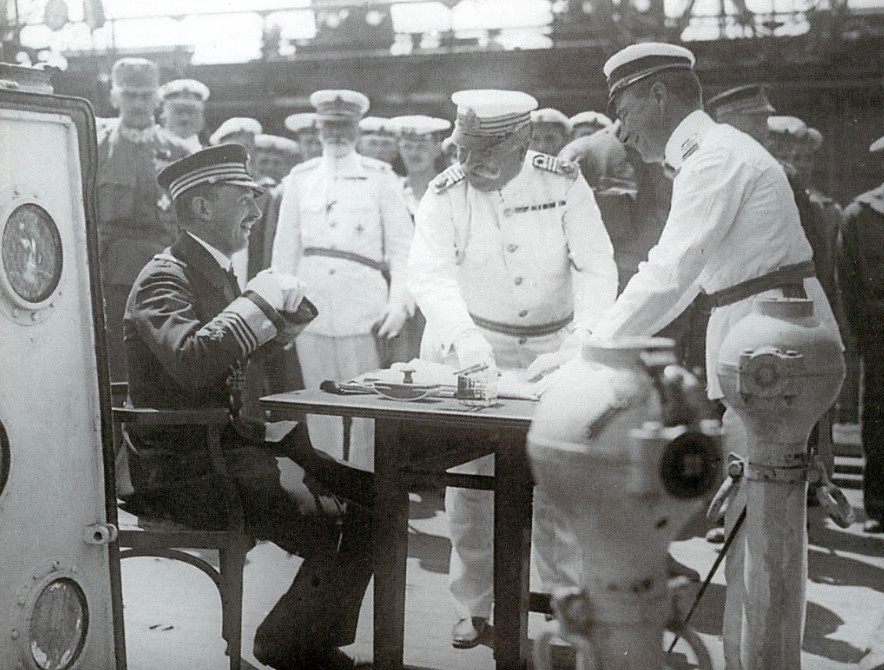 Károly császár és Njegovan tengernagy 1917 májusában, a Novara fedélzetén.