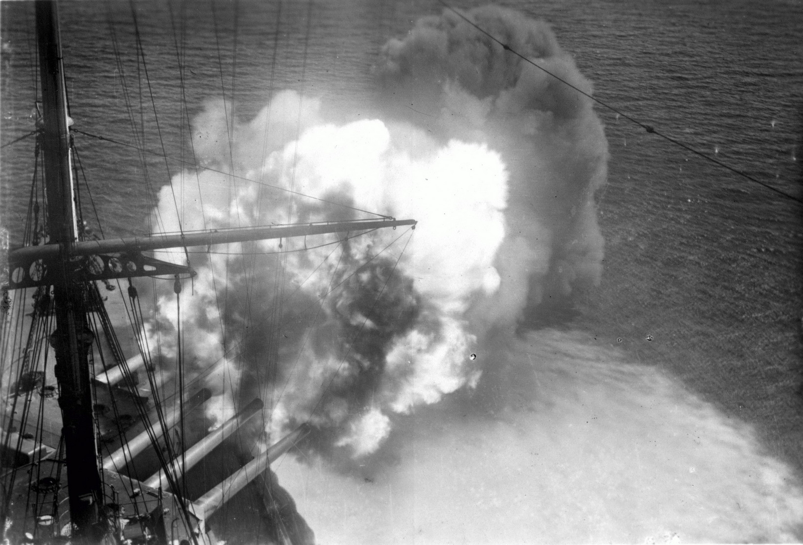 Az egyik osztrák–magyar dreadnought hátsó lövegtornyai, tüzelés közben.