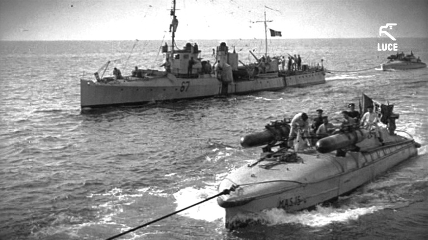 Olasz torpedónaszádok MAS naszádokat vontatnak. Jelenet a háború után az eseményekről készült propagandafilmből.