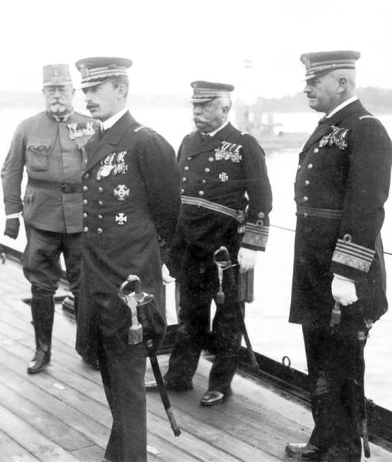 Károly császár és király a Spaun cirkáló fedélzetén, 1917-ben. Mögötte Njegovan tengernagy, jobbra pedig Janko Vuković de Podkapelski, a Viribus Unitis kapitánya, később a Szerb–Horvát–Szlovén Állam első flottaparancsnoka.