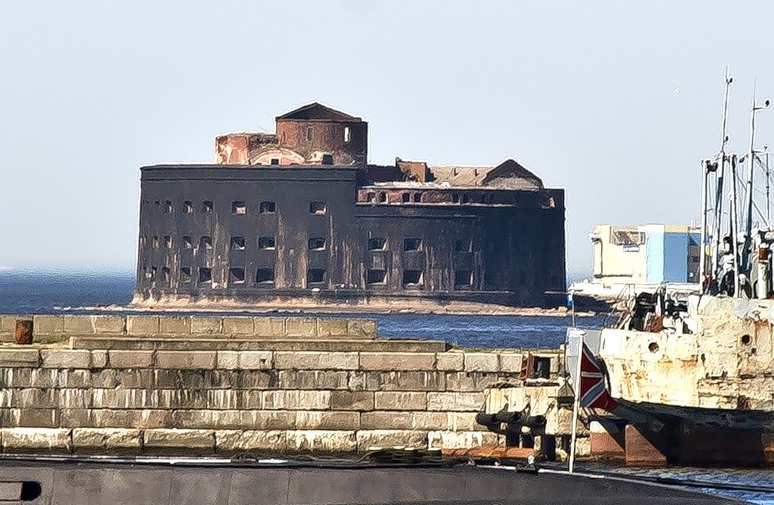 Kronstadt egyik erődje napjainkban.