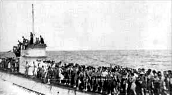 A hajótöröttekkel telezsúfolt U–156.