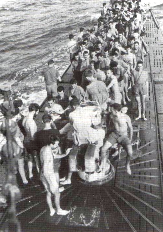 A Laconia túlélői az U–506 fedélzetén.