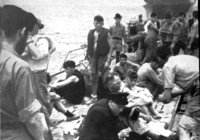Túlélő olasz foglyok az U–507 fedélzetén.