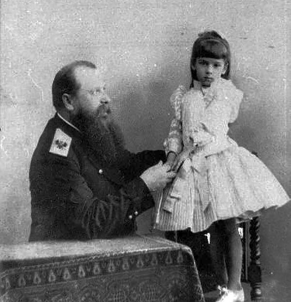 Makarov, és kisebbik lánya, Dina.
