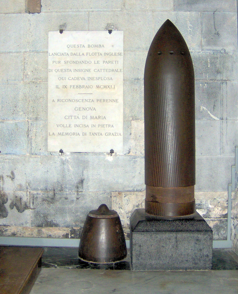 Genova 1941-es bombázása után talált, fel nem robbant angol 38 cm-es gránát, mellette a róla letört Makarov sapka.