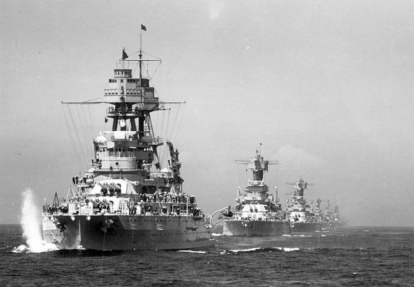 A tengernagyok álma, a szabályos csatasor. Amerikai csatahajók hadgyakorlaton, a két világháború között.
