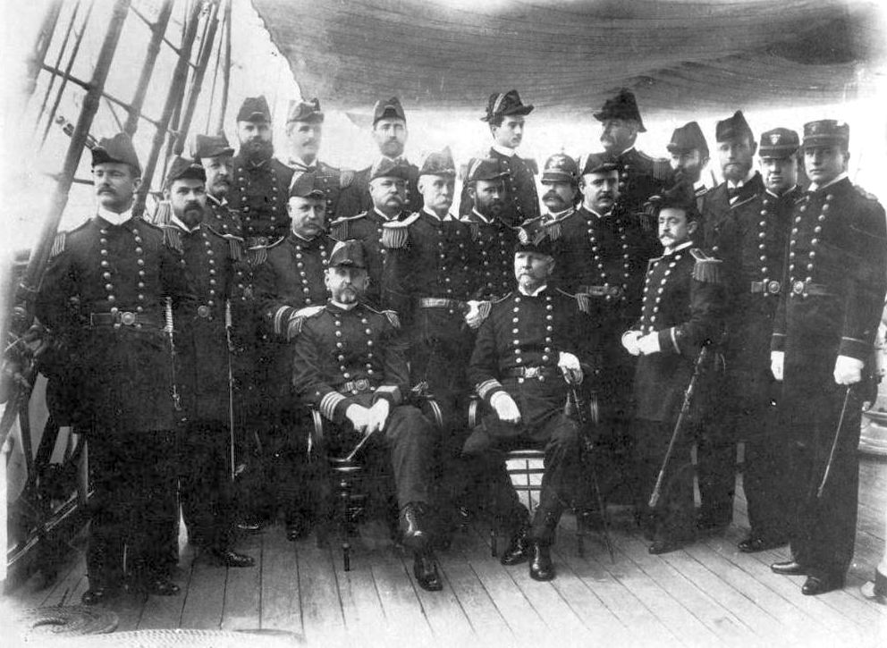 Az amerikai Chicago cirkáló tisztjei, 1893 körül. Mahan, aki ekkor a cirkáló parancsnoka volt, a bal oldali széken ül.