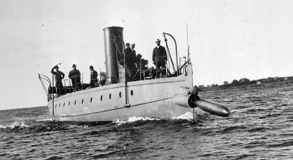 Amerikai naszád torpedót indít, 1890 körül.