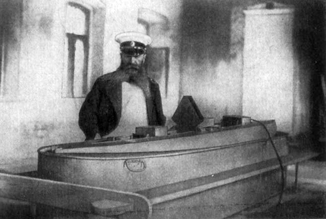 Makarov kísérleti medencében vizsgálja egy hajómodell viselkedését.