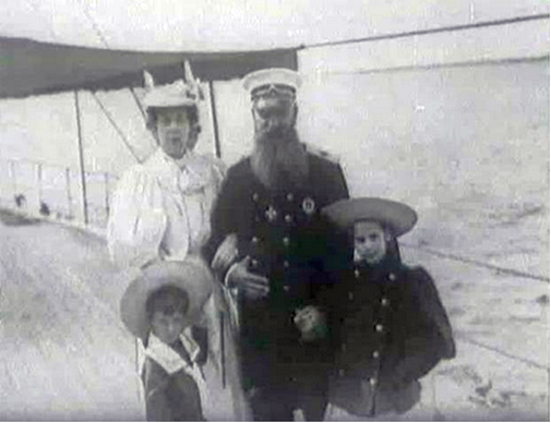 A tengernagy és családja 1896-ban, egy hajókiránduláson.