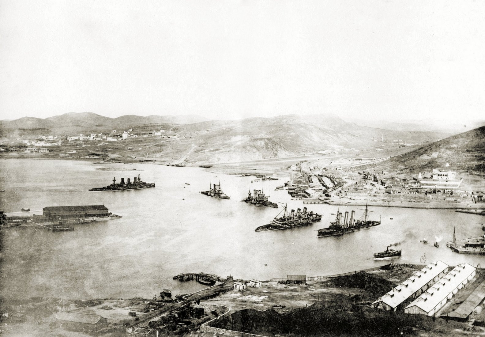 A flotta vége. A Port Arthur elfoglalása után elsüllyesztett hadihajók a kikötőben.