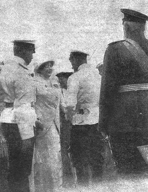 A cár a tengernagy özvegyével beszélget az avatási ünnepségen.