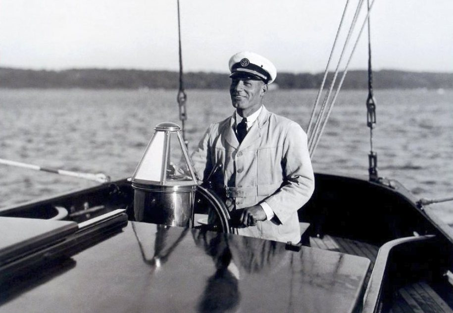 Vadim Makarov, saját tervezésű jachtja, a Vamarie kormányánál. A hajóval tíz vitorlásversenyt nyert, majd 1938-ban az US Navy annapolisi akadémiájának adományozta, ahol iskolahajóként szolgált.