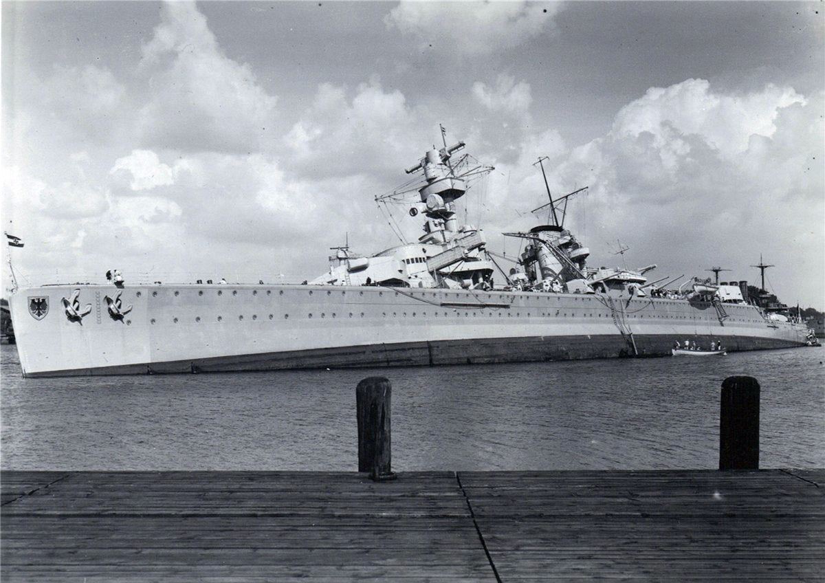 Az új fegyverkezési versenyt kirobbantó első zsebcsatahajó, a Deutschland, az átadást követő dőléspróbán.