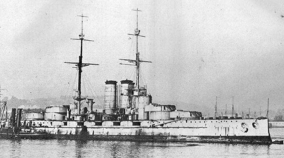A leszerelt, célhajóként használt Prinz Eugen a touloni kikötőben, 1920-ban.