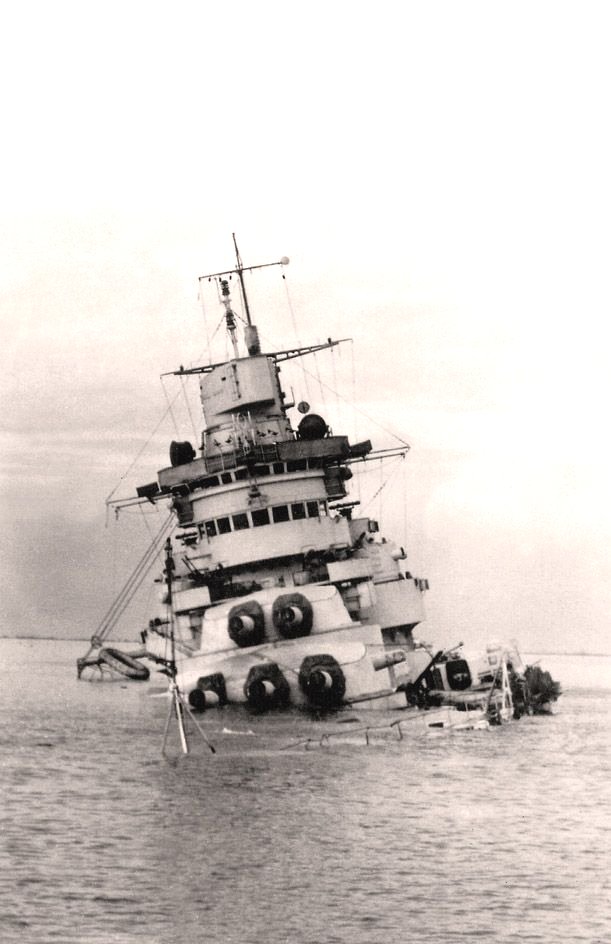 A régi csatahajók átépítésének gyakorlati haszna. A tarantói kikötőben fenékre süllyedt Conte di Cavour.